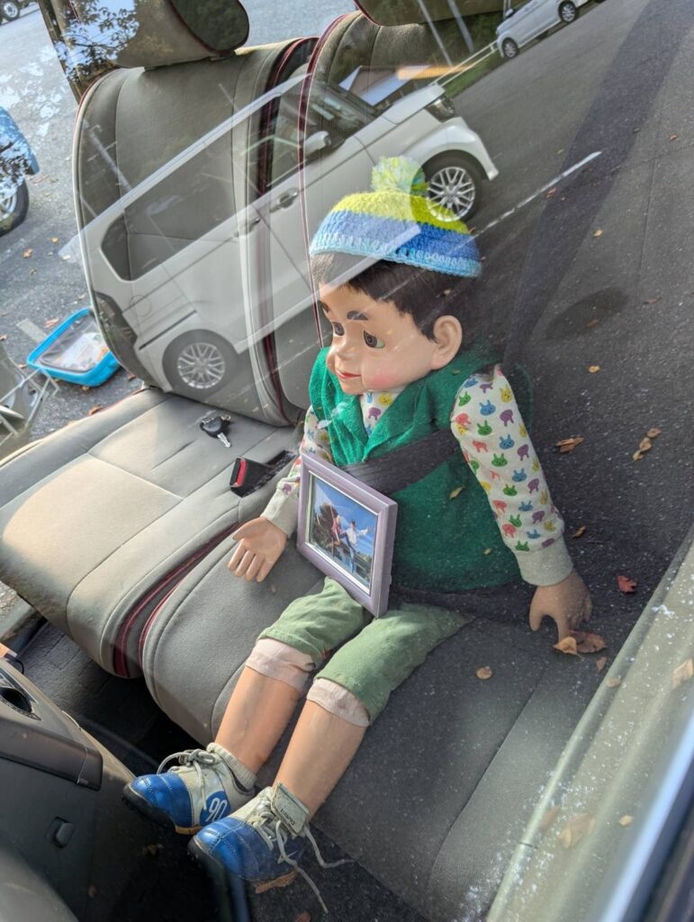 相棒の(腹話術)フクちゃんと、佐伯元代表の写真と共に。